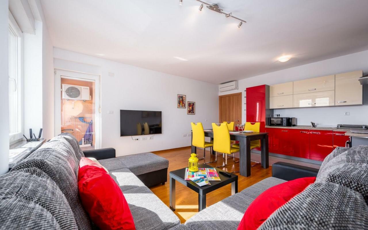 Laura House With Apartment Umag Bagian luar foto