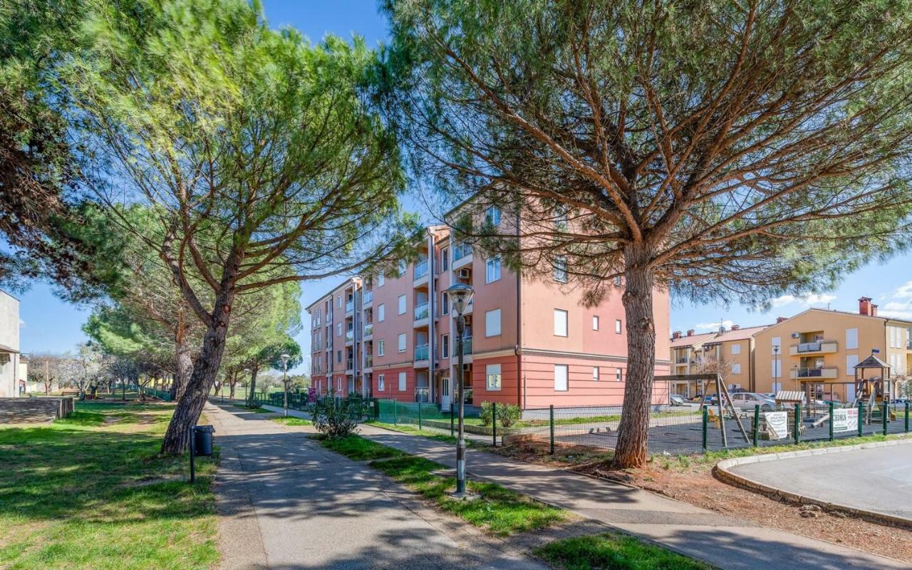 Laura House With Apartment Umag Bagian luar foto