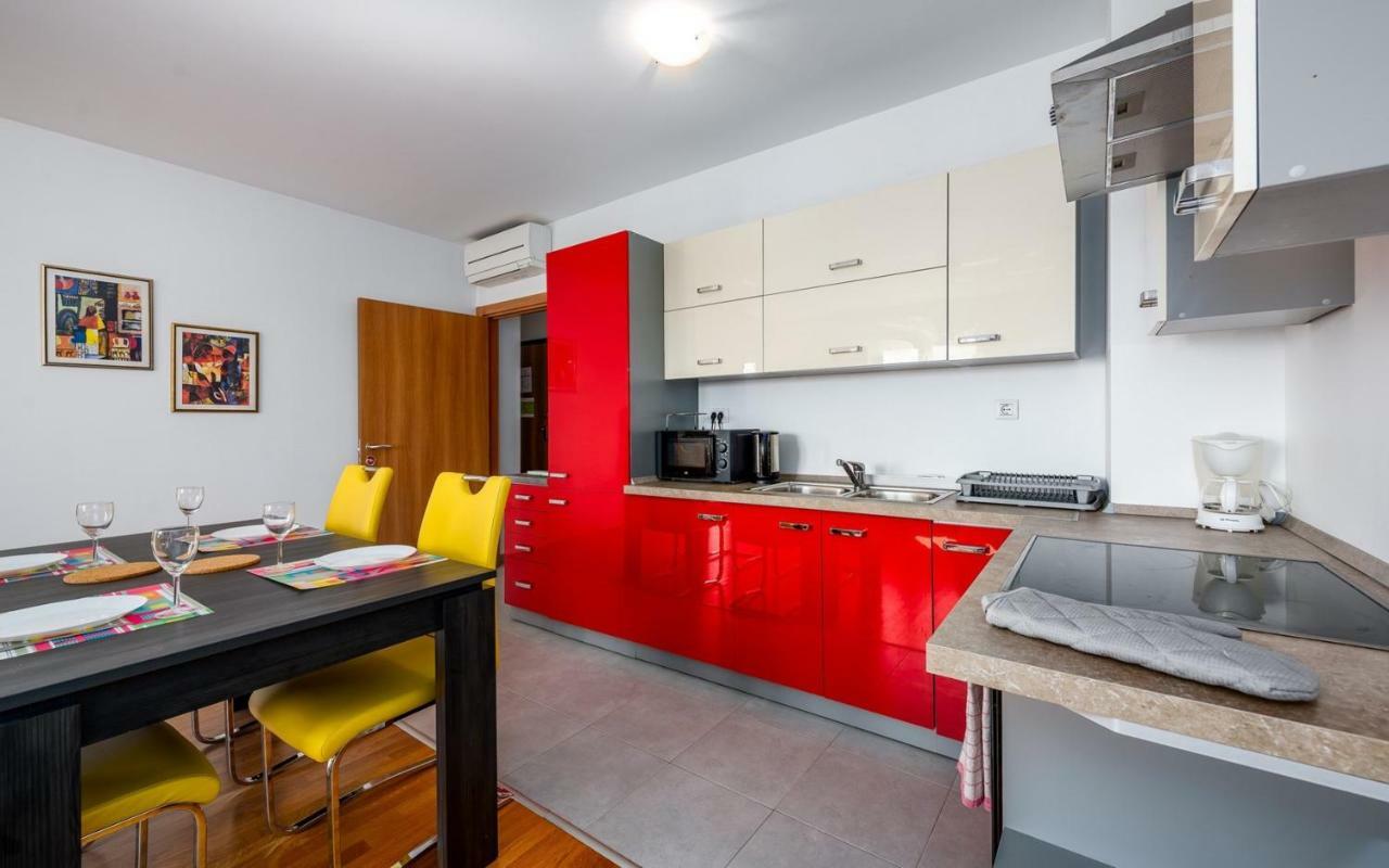 Laura House With Apartment Umag Bagian luar foto