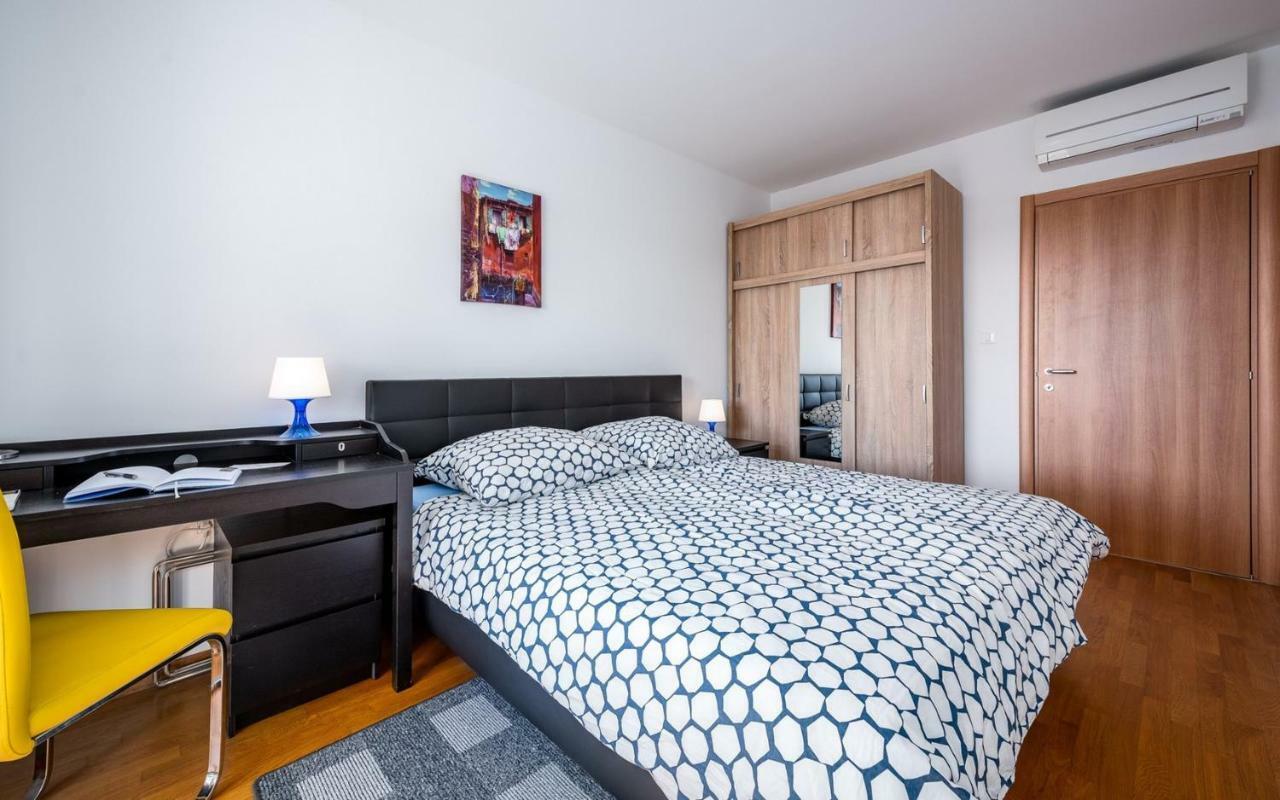 Laura House With Apartment Umag Bagian luar foto