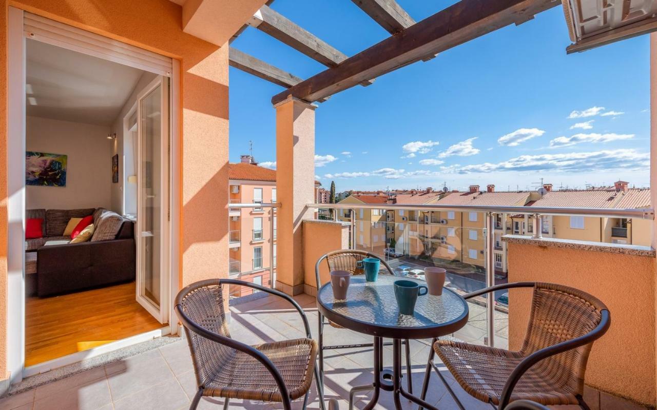 Laura House With Apartment Umag Bagian luar foto